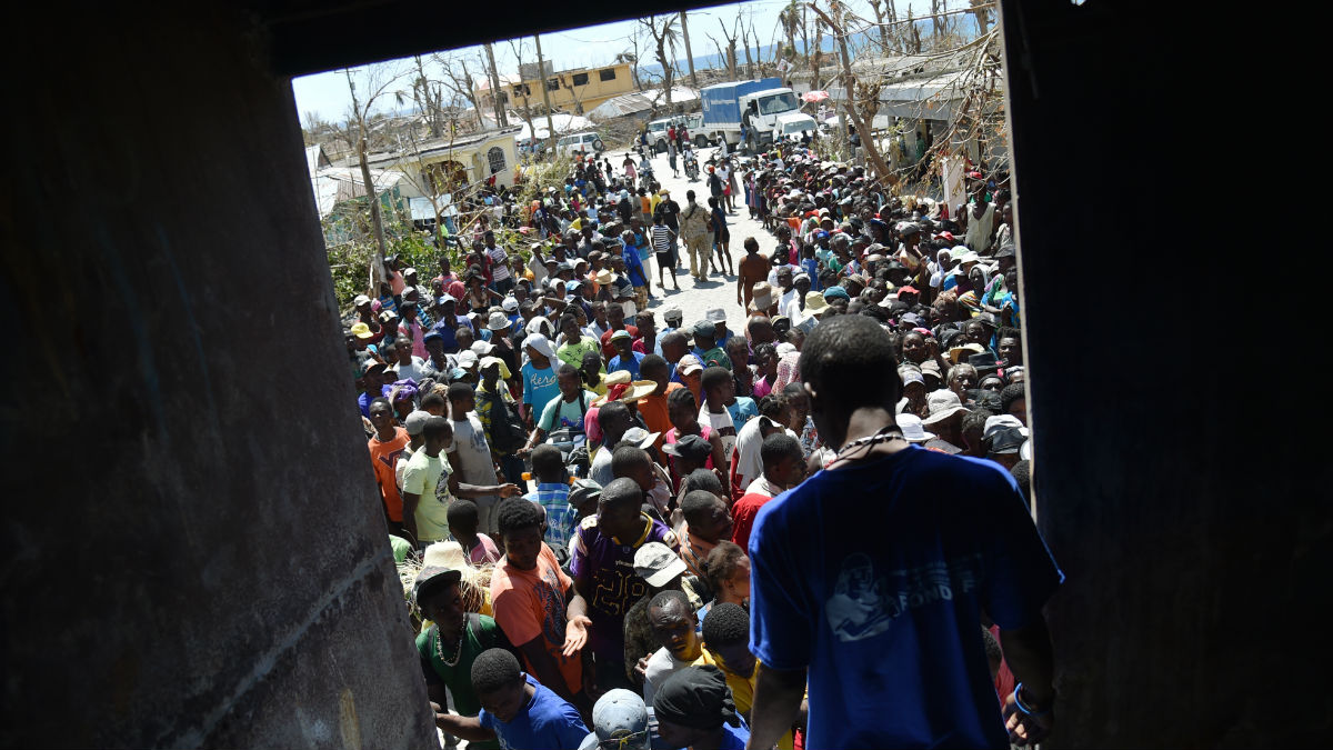 Miles de afectados en Haití luchan por conseguir parte de la ayuda humanitaria que cada día llega a Haití, los medicamentes contraa el cólera escasean. Foto: AFP