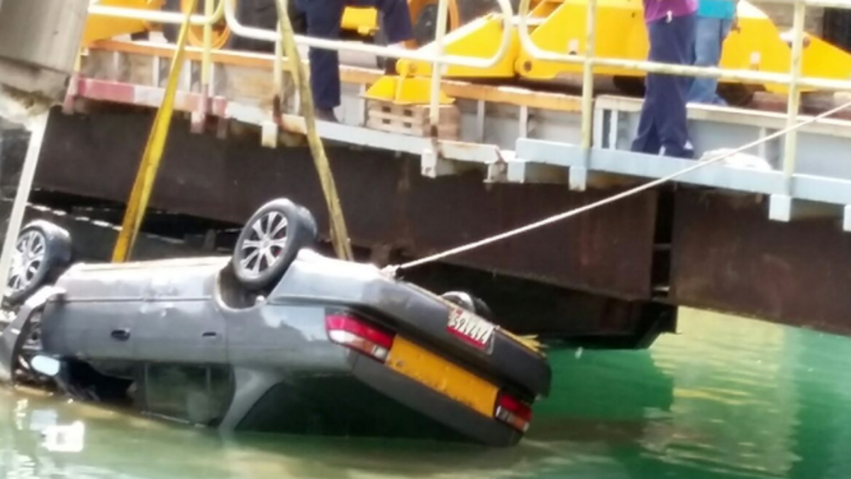 Momento de la extracción del coche de una de las esclusas del Canal de Panamá.