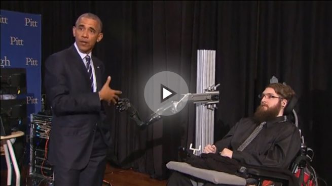 El original saludo de Obama y un hombre con brazo robótico