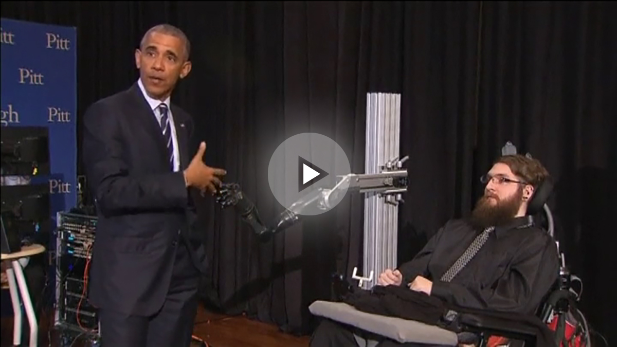 El original saludo de Obama y un hombre tetrapléjico con su nuevo brazo robótico