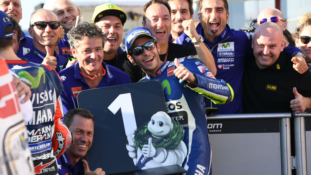 Valentino Rossi celebra la pole en Motegi. (AFP)