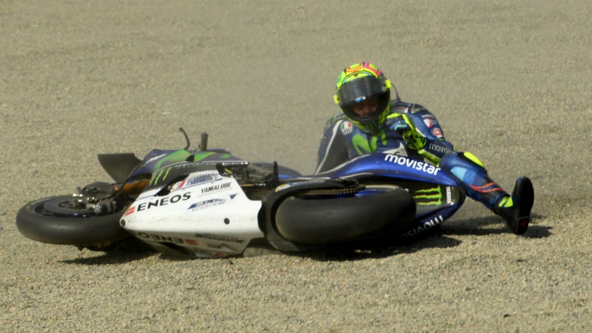 Rossi se fue al suelo en el GP de Japón. (AFP)