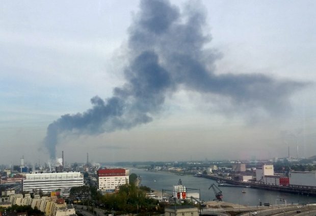 El humo provocado por la explosión es visible desde varios kilómetros a la redonda. AFP