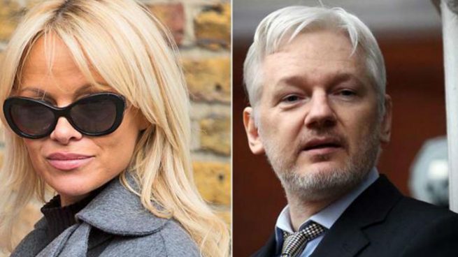 Pamela Anderson «tortura» a Julian Assange con comida vegana