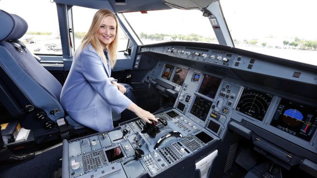 Cifuentes estrena la nueva ruta Madrid-Tokio de Iberia