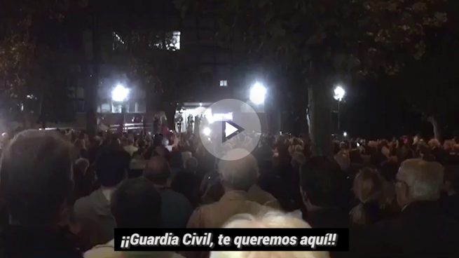 Cientos de navarros se concentran en Pamplona en apoyo a la Guardia Civil