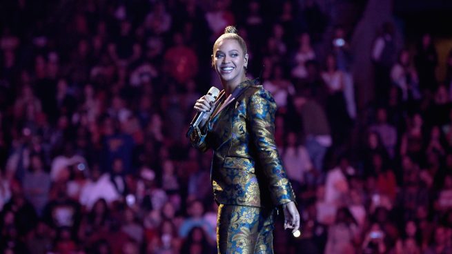 Beyoncé se corta una oreja y sus fans se autolesionan en solidaridad