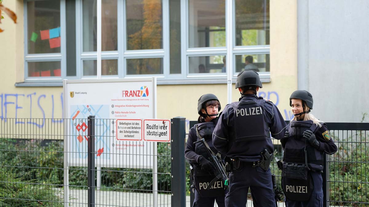 Policía custodiando una escuela en la ciudad de Leipzig (Foto: AFP)