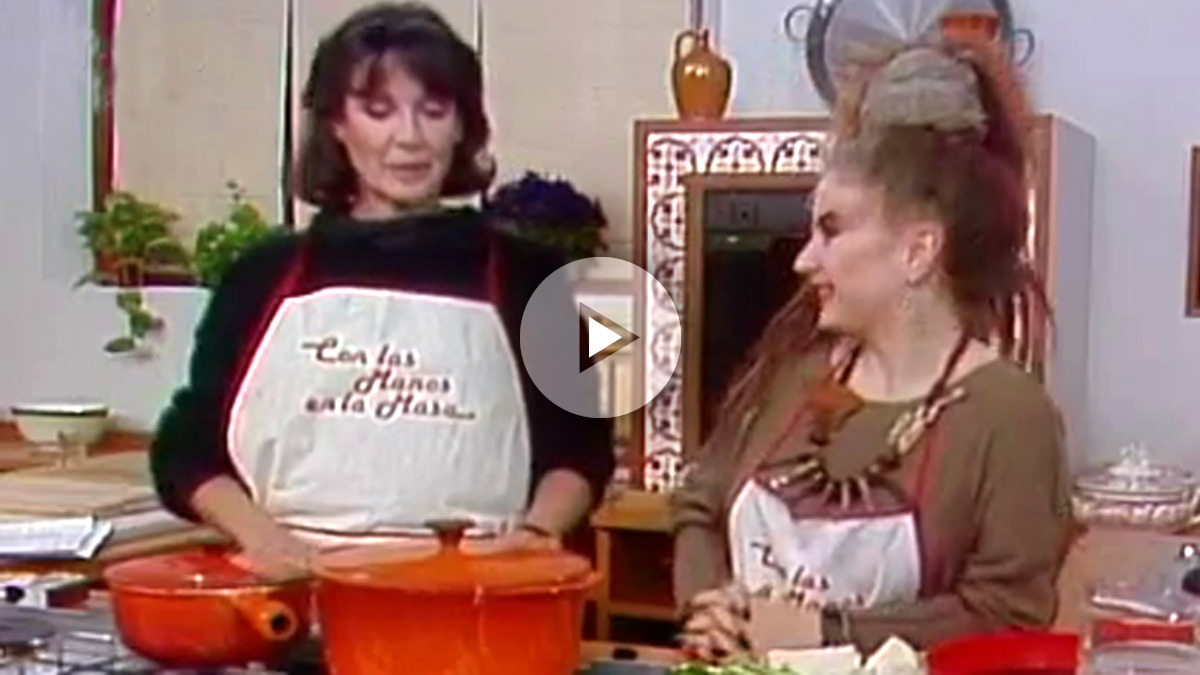 Alaska, en el plató de ‘Con las manos en la masa’, cocinando con Elena Santonja. (RTVE)