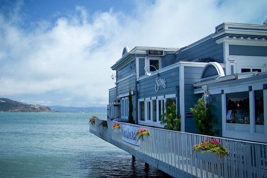 Restaurantes sobre la Bahía de San Francisco en Sausalito.