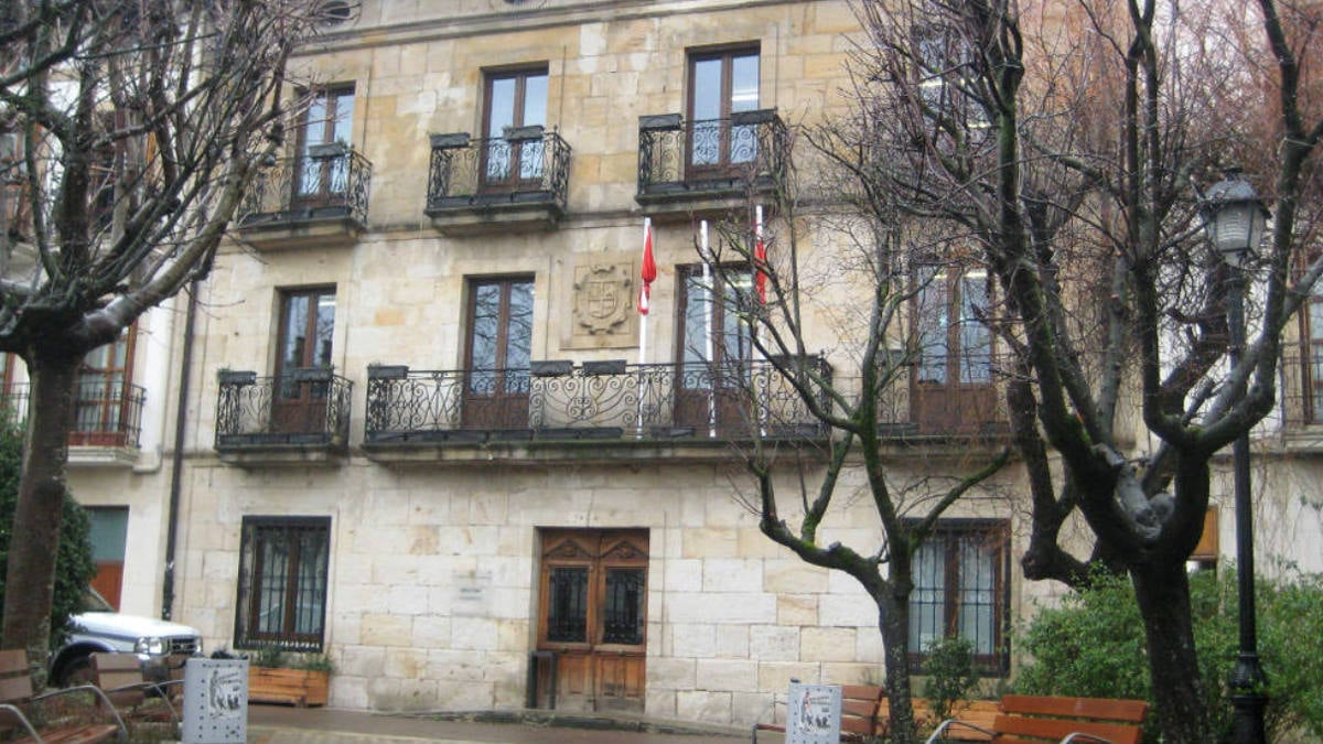 El Ayuntamiento de Alsasua sin la bandera de España que por ley debe ondear en todas las casas consistoriales españolas. AGENCIAS