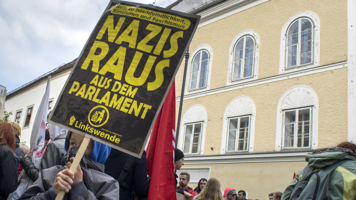 Manifestación contra los neonazis frente a la casa natal de Hitler en Branau am Inn (Austria). (AFP)