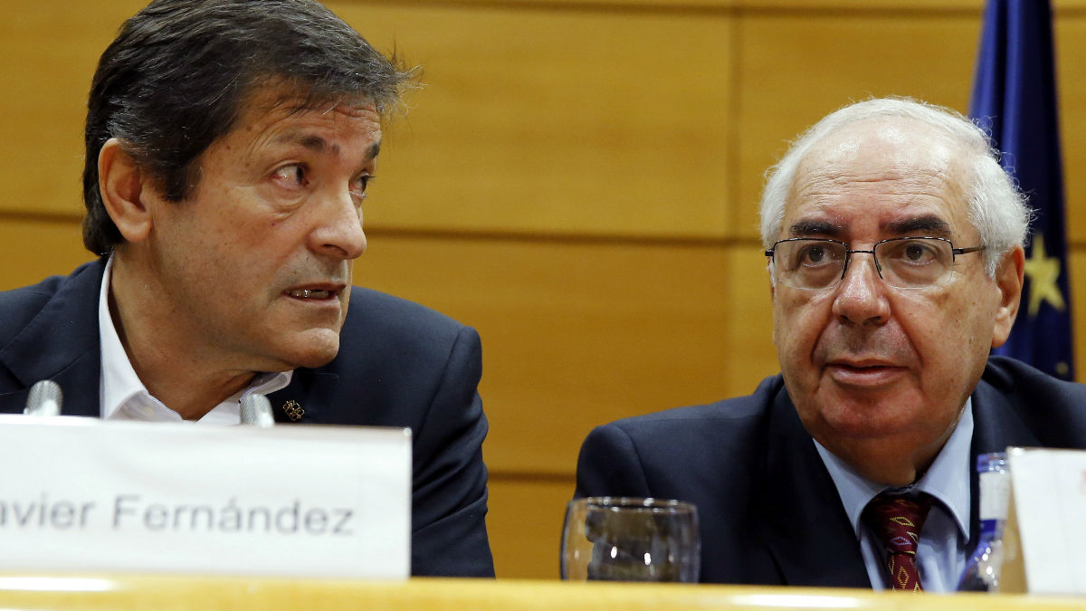 Javier Fernández junto a Álvarez Areces. (Foto: EFE)