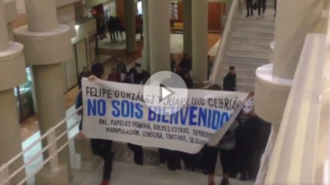 200 podemitas enmascarados impiden a Felipe González dar una charla en la Autónoma