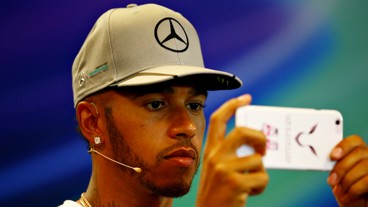 ¿Volverá Lewis Hamilton a jugar con su móvil durante la conferencia de prensa oficial de la FIA? (Getty)