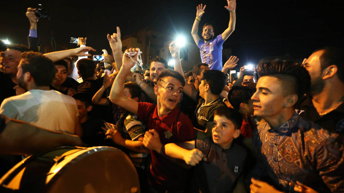 Cristianos celebrando en Mosul el avance de las tropas iraquíes (Foto: AFP)