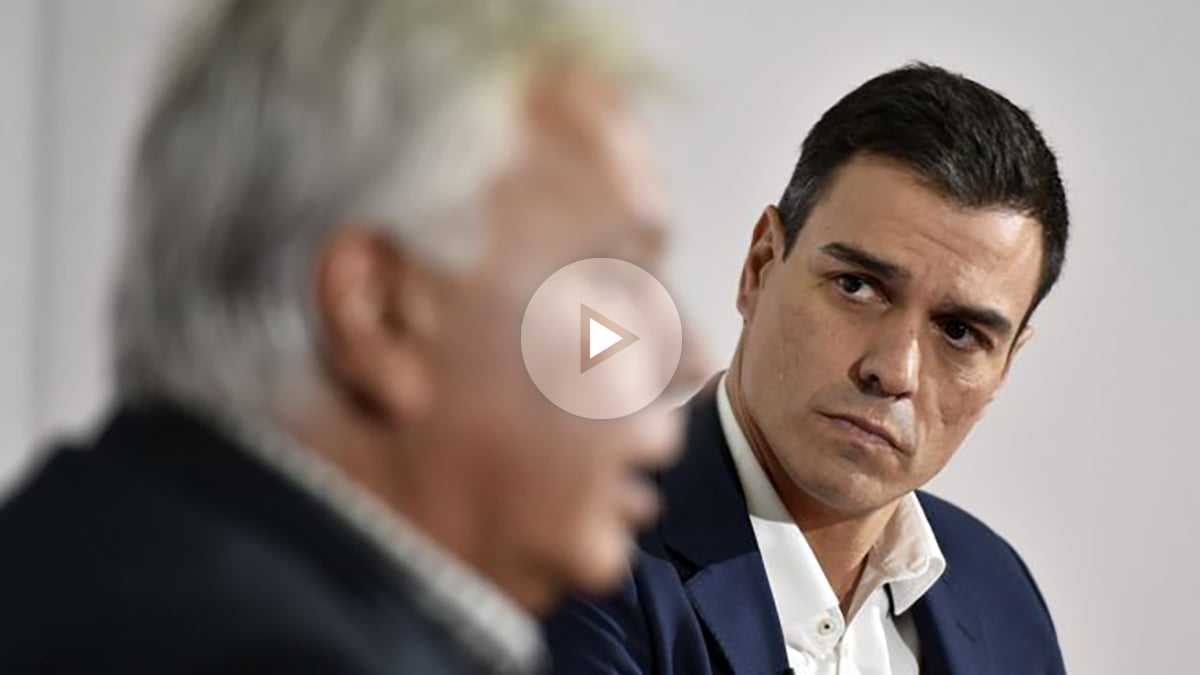 Pedro Sánchez escucha a Felipe González. (Foto: AFP)