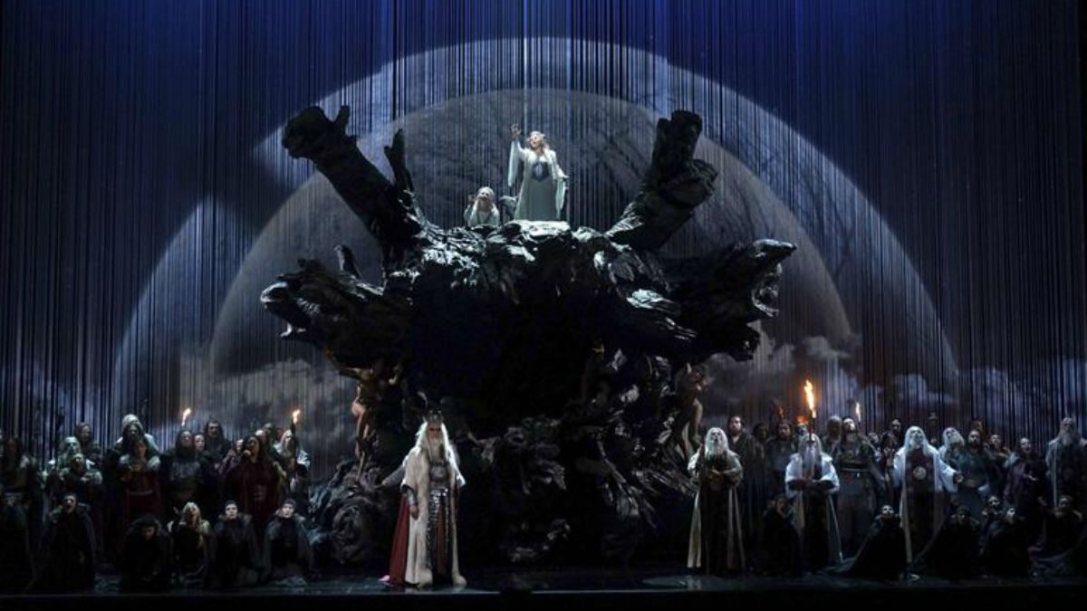 La impresionante puesta en escena de ‘Norma’ de Bellini la convierten en un clásico para los amantes de la ópera. EFE