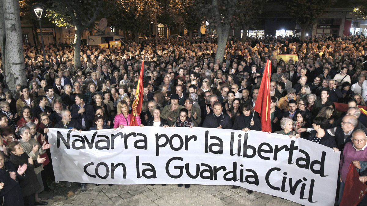 Manifestación en Pamplona de apoyo a los guardias civiles agredidos en Alsasua (Foto: Efe).