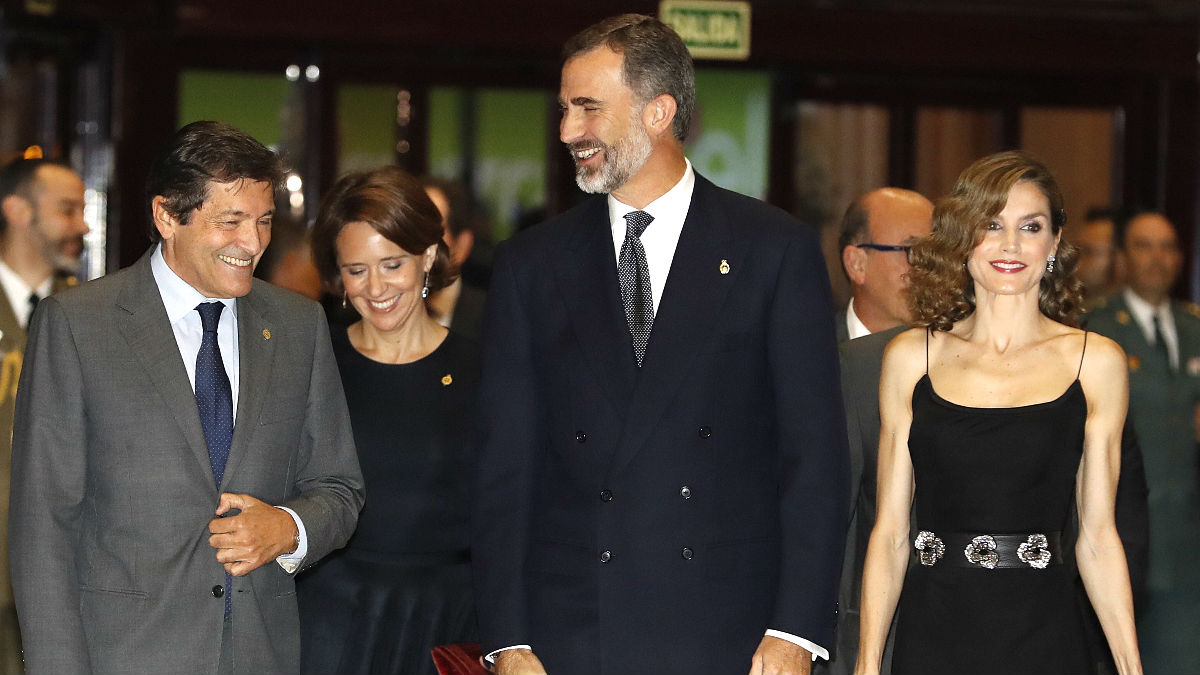 Los Reyes junto al presidente asturiano Javier Fernández (Foto: Efe).