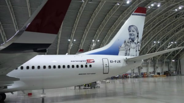 La cola del avión de Norwegian se ocupa con una foto de Gloria Fuertes. NORWEGIAN AIRLINES