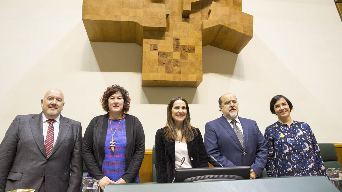 Miembros de la Mesa del Parlamento Vasco en la sesión de constitución de la XI legislatura. (Foto: EFE)