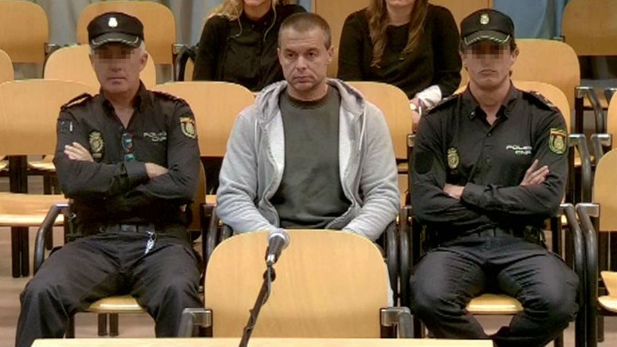 Antonio Ortiz, presunto pederasta de Ciudad Lineal, escoltado por dos agentes de seguridad durante la segunda jornada del juicio. EFE