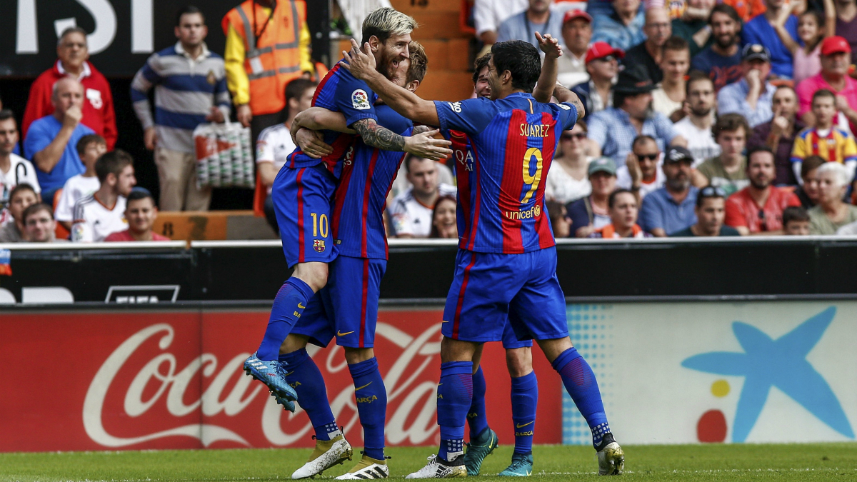 Los jugadores del Barcelona celebran el gol de Messi. (EFE)