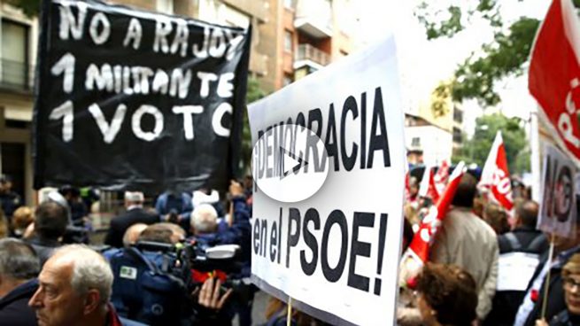 Militantes socialistas se concentran en Ferraz para pedir el ‘no’ a Rajoy