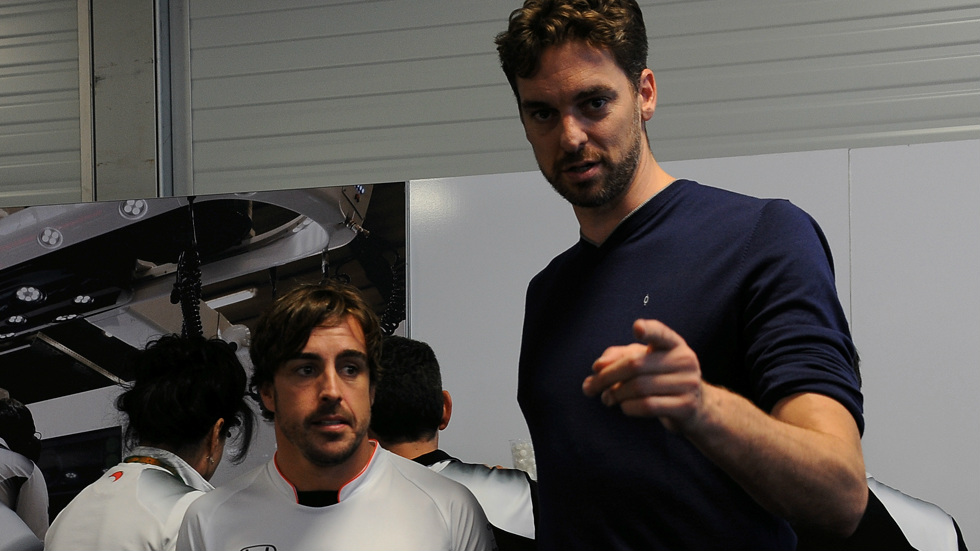 Pau Gasol junto a Fernando Alonso en el box de McLaren.