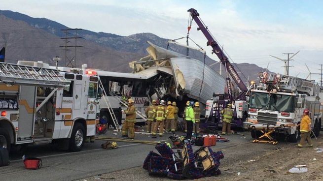 Mueren trece personas en un accidente entre un autobús y un camión en California
