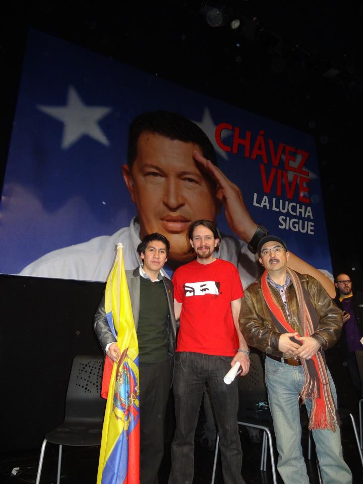 Jorge Cueva con Pablo Iglesias en el homenaje a Hugo Chávez celebrado en Madrid en marzo de 2013.