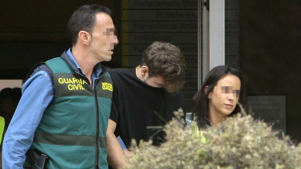 Patrick Nogueira conducido por la Guardia Civil. (Foto: Efe).