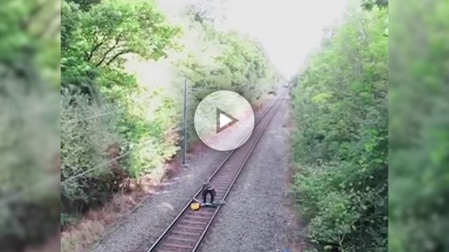 Un hombre ebrio se salva de que le pille el tren por un par de segundos