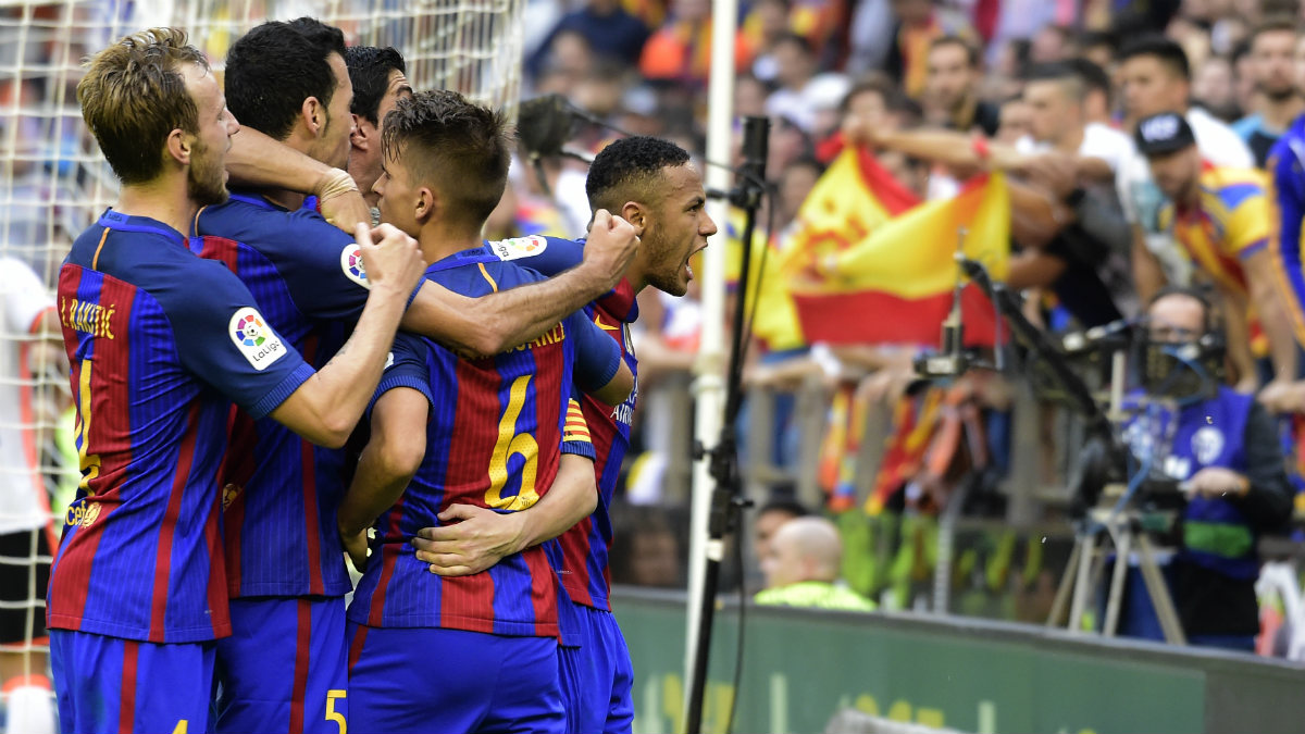 Neymar se encara con los aficionados del Valencia en el tercer gol del Barça. (AFP)