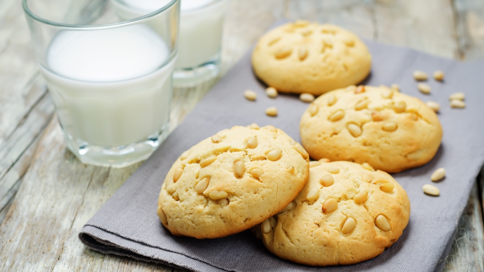 galletas de parmesano y piñones