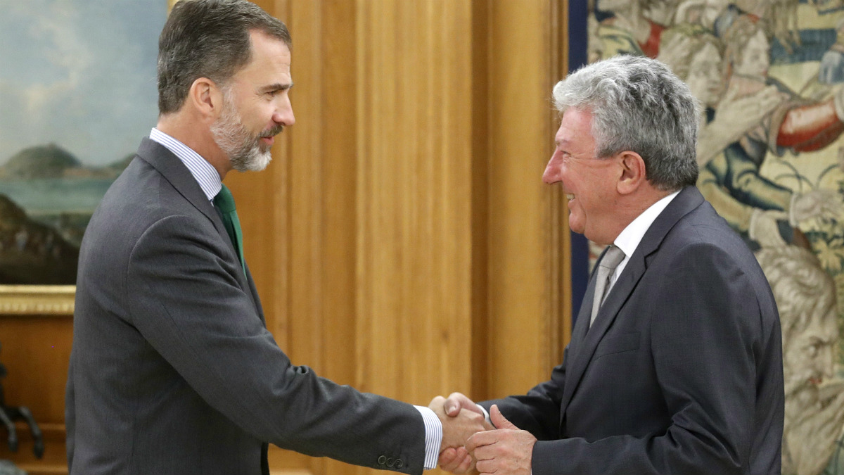 El Rey Felipe estrecha la mano de Pedro Quevedo (Nueva Canarias) en la quinta ronda de consultas del año. (EFE)