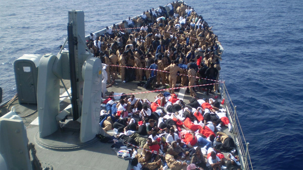 Cubierta de la fragata Navarra con los inmigrantes rescatados. (Foto: Armada Española).