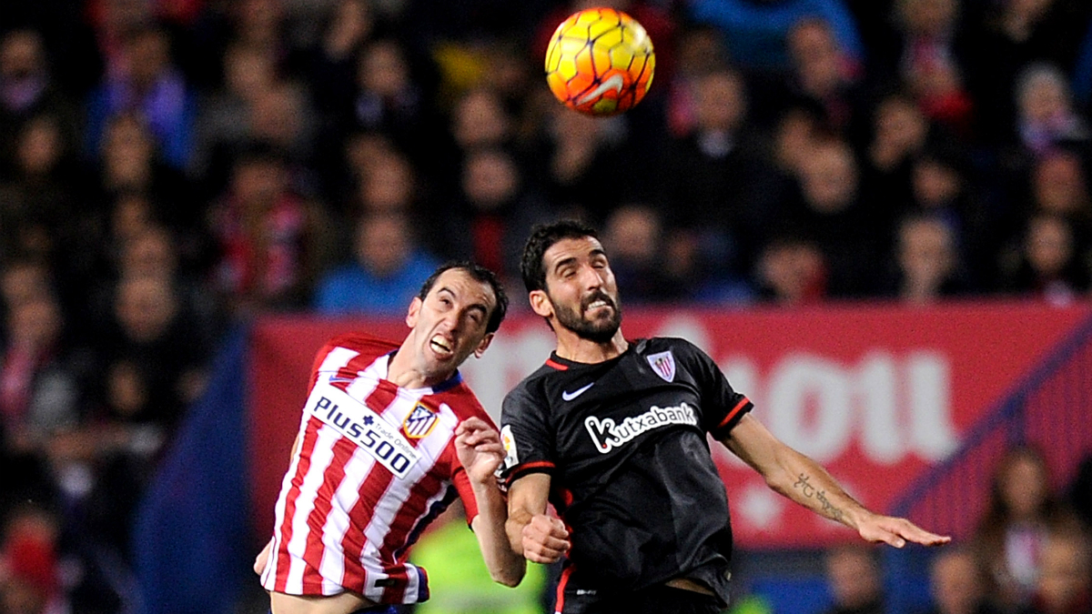 Raúl García y Godín pelean por un balón en un Atlético-Athletic. (Getty)