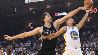 Pau Gasol tapona una entrada a canasta del MVP Stephen Curry. (Getty)