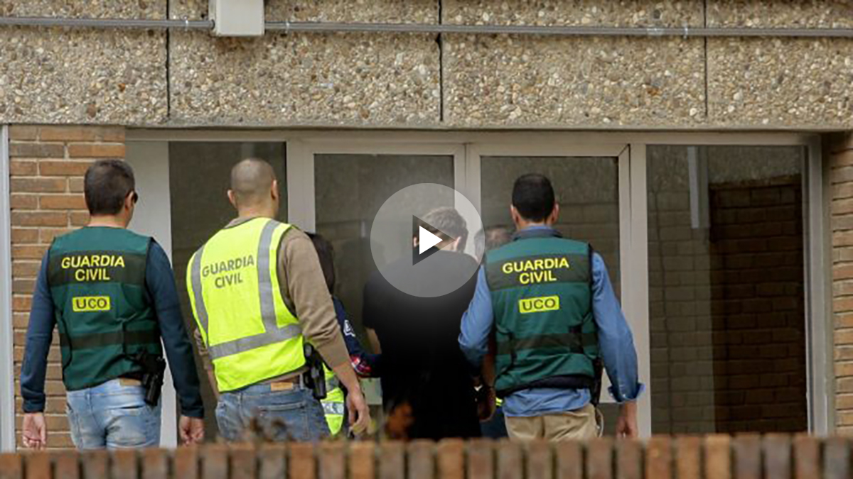 El presunto asesino de Pioz (Guadalajara), François Patrick Nogueira Gouveia (2d), a su llegada esta tarde la Comandancia de la Guardia Civil de Guadalajara. (EFE)