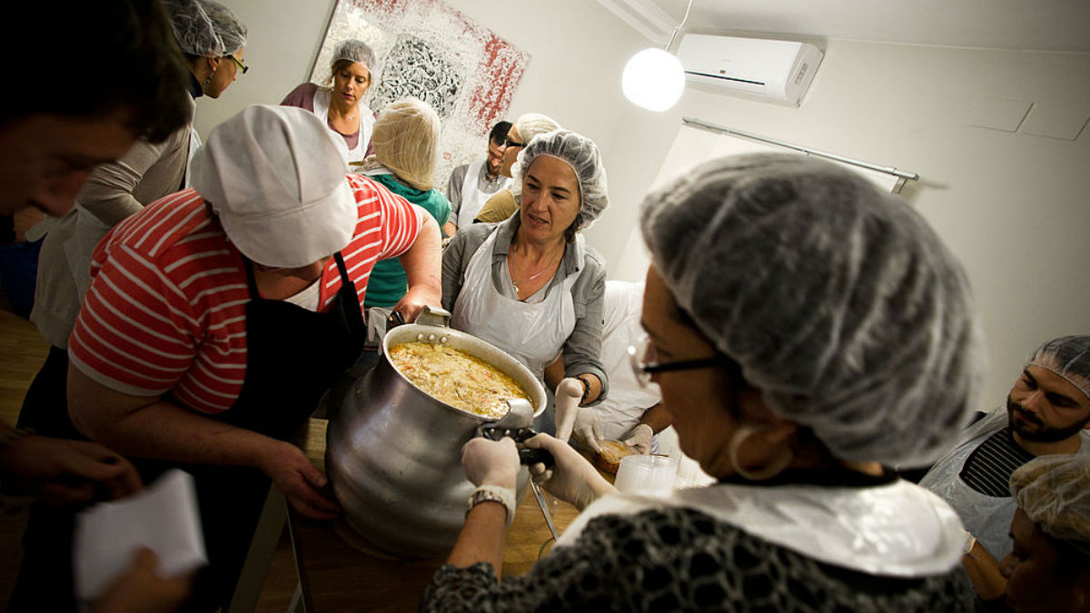 Voluntarios colaborando en el reparto de comida a los necesitados en España. GETTYIMAGES