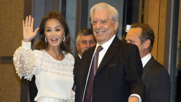 Isabel Preysler y Mario Vargas Llosa en una de sus amorosas apariciones en público/ t13.cl