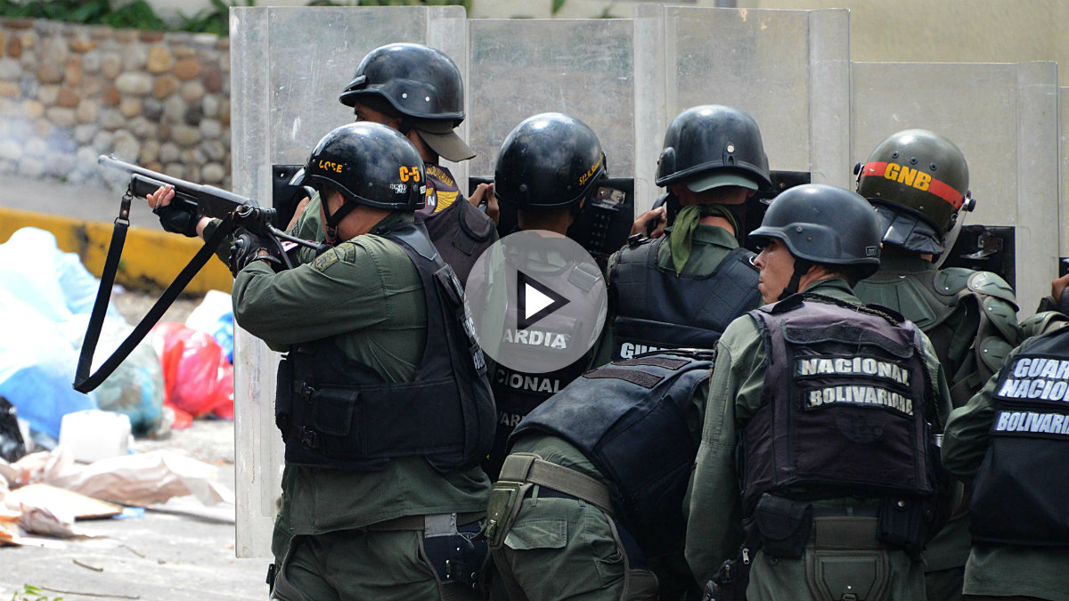 La policía bolivariana dispara contra los manifestantes en San Cristóbal, estado de Táchira. (AFP)
