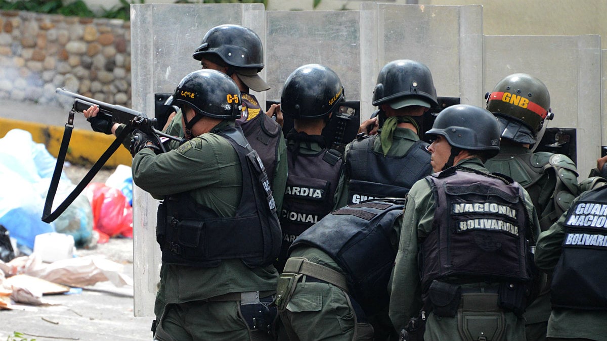 La policía bolivariana dispara contra los manifestantes en San Cristóbal, estado de Táchira. (AFP)