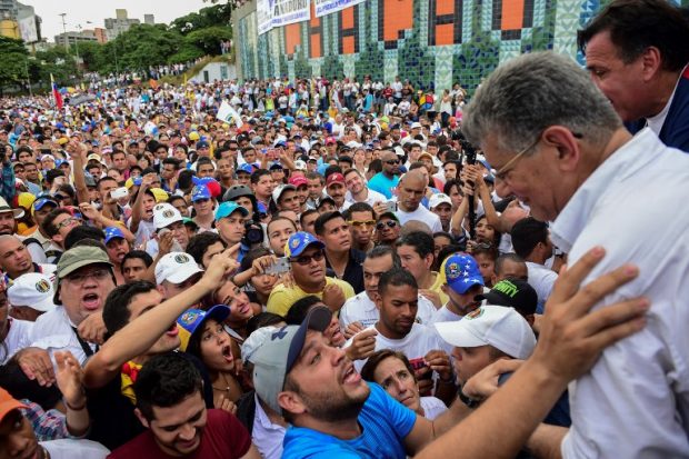 El Presidente de la Asamblea NAcional de Venezuela, Henry Ramos Allup, saludando a los miles de opositores al régimen de Maduro reunidos en la 'Toma de Venezuela'. AFP