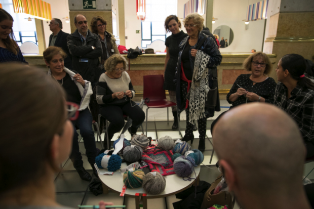 La alcaldes Carmena hablando con los tejedores, algunos de estética 'heavy'. (Foto: Madrid)