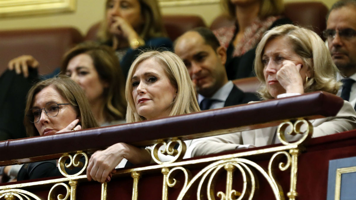 Elvira Fernández (i), esposa del líder del PP, Mariano Rajoy, junto a la presidenta de la Comunidad de Madrid, Cristina Cifuentes (c), y la delegada del Gobierno en Madrid, Concepción Dancausa (d), en la tribuna de invitados durante el debate de investidura de Rajoy, esta tarde en el Congreso de los Diputados. EFE