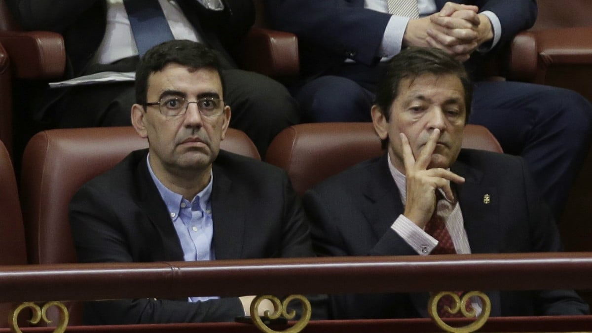 Mario Jiménez y Javier Fernández. (Foto: EFE)