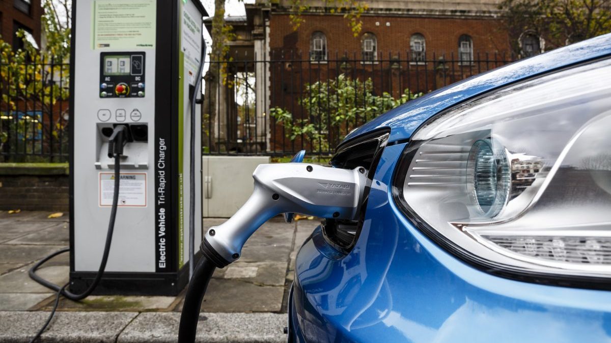 Coche eléctrico recargando Foto Getty).